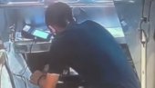 УСРЕД БЕЛА ДАНА УЗЕО НОВАЦ ИЗ КАСЕ: Камере снимиле крадљивца на Зеленом венцу (ВИДЕО) УСРЕД БЕЛА ДАНА УЗЕО НОВАЦ ИЗ КАСЕ: Камере снимиле крадљивца на Зеленом венцу (ВИДЕО)
