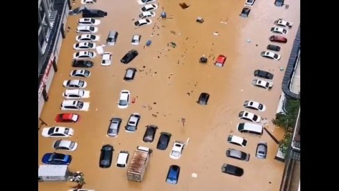 AUTOMOBILI PLUTAJU ULICAMA: Tajfun napravio haos u Kini (VIDEO) AUTOMOBILI PLUTAJU ULICAMA: Tajfun napravio haos u Kini (VIDEO)