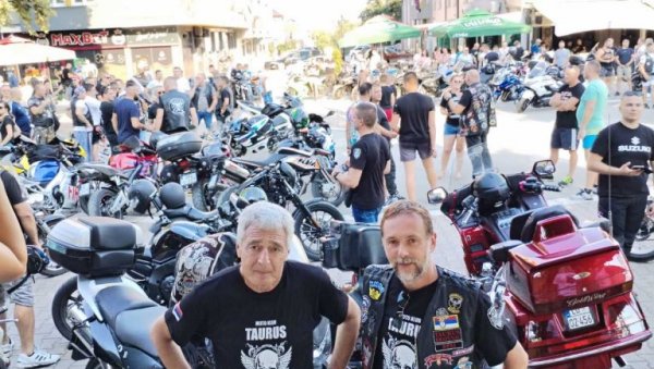 ДЕФИЛЕ 500 БАЈКЕРА: Спектакл од Рајске плаже до центра Братунца ДЕФИЛЕ 500 БАЈКЕРА: Спектакл од Рајске плаже до центра Братунца