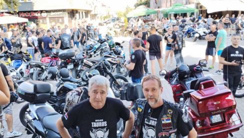 ДЕФИЛЕ 500 БАЈКЕРА: Спектакл од Рајске плаже до центра Братунца ДЕФИЛЕ 500 БАЈКЕРА: Спектакл од Рајске плаже до центра Братунца