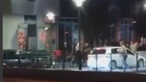 SNIMAK KRVAVE TUČE U ROŽAJAMA: Trojica povređeni nožem, dve osobe uhapšene (VIDEO) SNIMAK KRVAVE TUČE U ROŽAJAMA: Trojica povređeni nožem, dve osobe uhapšene (VIDEO)