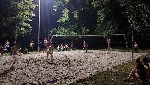 VRELI PESAK I ODBOJKA: Turnir u Banatskom Dvoru VRELI PESAK I ODBOJKA: Turnir u Banatskom Dvoru