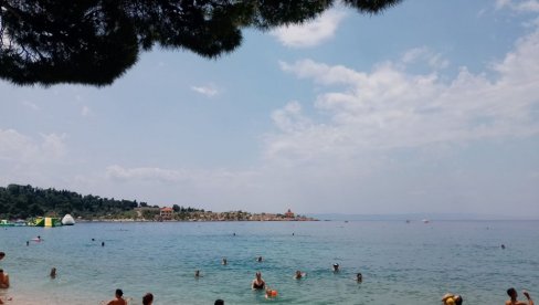 KAD NEMA ZA MORE DOBRO I NA BAZENU: Građani Srpske spas od toplotnog talasa traže na domaćim kupalištima KAD NEMA ZA MORE DOBRO I NA BAZENU: Građani Srpske spas od toplotnog talasa traže na domaćim kupalištima