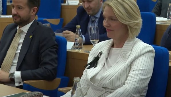 НОВА БРУКА У ЦРНОЈ ГОРИ: Оливера Ињац се придружила нападу на српског гуслара Жељка Вукчевића због певања епске песме НОВА БРУКА У ЦРНОЈ ГОРИ: Оливера Ињац се придружила нападу на српског гуслара Жељка Вукчевића због певања епске песме