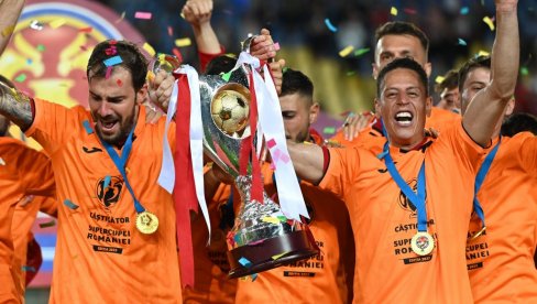 CRVENO-BELI URUČILI OTKAZ SAŠI ILIĆU: Osvajanje trofeja poslužilo kao podstrek za odlično otvaranje sezone CRVENO-BELI URUČILI OTKAZ SAŠI ILIĆU: Osvajanje trofeja poslužilo kao podstrek za odlično otvaranje sezone