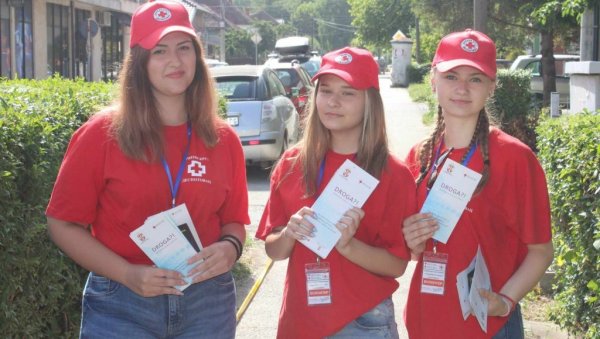 ВОЛОНТЕРИ УЗДАНИЦA: Црвени крст Деспотовца посебан значај посвећује активностима од јуна до августа (ФОТО) ВОЛОНТЕРИ УЗДАНИЦA: Црвени крст Деспотовца посебан значај посвећује активностима од јуна до августа (ФОТО)