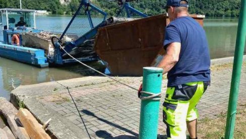 OČISTILI  ZVORNIČKO JEZERO: Specijalizovanim brodom okončali uklanjanje plastičnog otpada iz vode