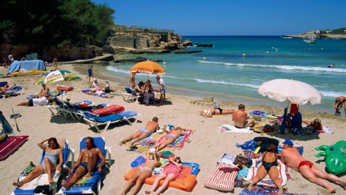 ŽENA POČELA DA VRIŠTI ČIM JE UŠLA U VODU, JEDVA IZVUKLA ŽIVU GLAVU: Neverovatan slučaj na plaži u Hrvatskoj