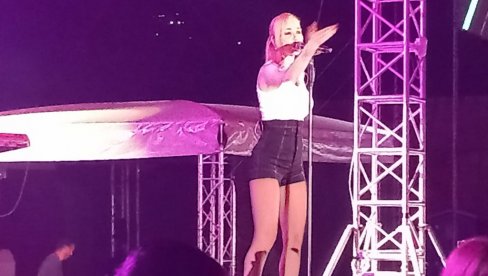 BANJALUKA PLESALA UZ KRALJA I KRALJICU MERAKA: Jelena Rozga i Saša Matić održali koncert za pamćenje (FOTO/VIDEO)