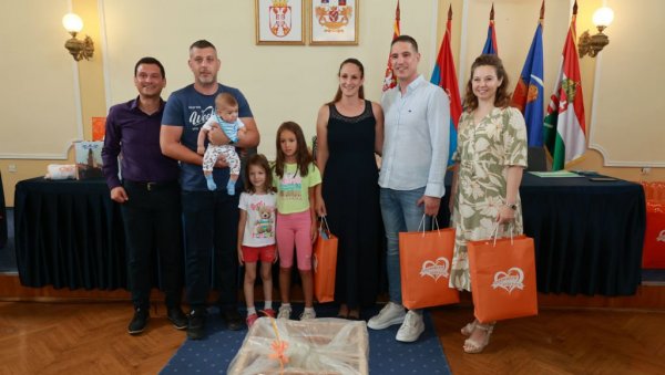 ПОДРШКА НОВОПЕЧЕНИМ РОДИТЕЉИМА: Кикинда обезбедила поклон пакете за бебе рођене у мају, јуну и јулу ПОДРШКА НОВОПЕЧЕНИМ РОДИТЕЉИМА: Кикинда обезбедила поклон пакете за бебе рођене у мају, јуну и јулу