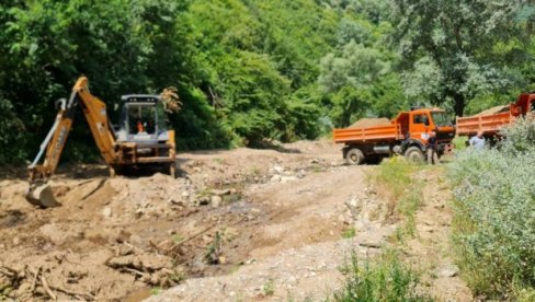 ЧИСТИ СЕ КОРИТО ГРАДСКЕ РЕКЕ: Чићење у врањској реци Казанђол ЧИСТИ СЕ КОРИТО ГРАДСКЕ РЕКЕ: Чићење у врањској реци Казанђол