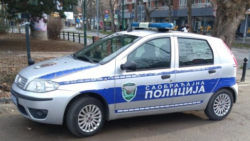 ЖЕНИ НА УЛИЦИ ОТРГАО ЛАНЧИЋ СА ВРАТА: Полицајац ван дужности реаговао на пљачку у Новом Саду