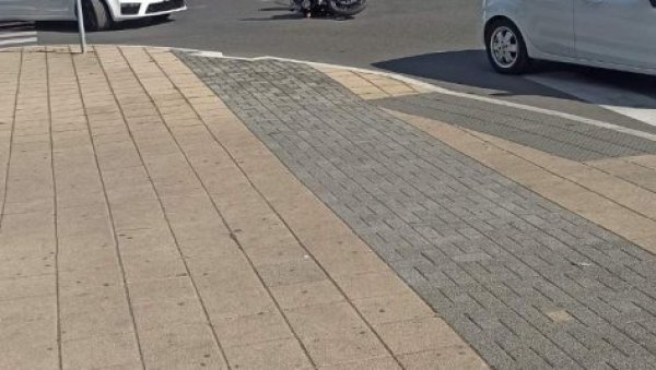 САОБРАЋАЈНА НЕСРЕЋА У ЦЕНТРУ ЛОЗНИЦЕ: Судар аутомобила и мотора, повређен мотоциклиста САОБРАЋАЈНА НЕСРЕЋА У ЦЕНТРУ ЛОЗНИЦЕ: Судар аутомобила и мотора, повређен мотоциклиста