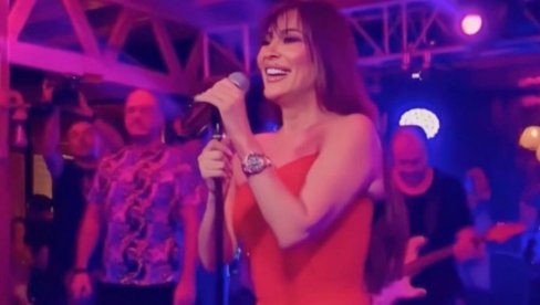 PRVI PUT U ULCINJU: Ceca Ražnatović svojom pojavom oduševila sve prisutne (FOTO/VIDEO) PRVI PUT U ULCINJU: Ceca Ražnatović svojom pojavom oduševila sve prisutne (FOTO/VIDEO)