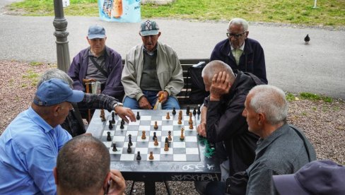 Penzionerski ček stiže 17 godina Penzionerski ček stiže 17 godina
