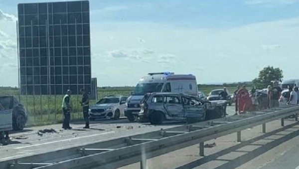 ШЕСТ ОСОБА ПОВРЕЂЕНО У САОБРАЋАЈКИ КОД НОВИХ БАНОВАЦА: Возила уништена и смрскана (ВИДЕО) ШЕСТ ОСОБА ПОВРЕЂЕНО У САОБРАЋАЈКИ КОД НОВИХ БАНОВАЦА: Возила уништена и смрскана (ВИДЕО)