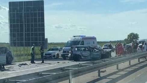 ŠEST OSOBA POVREĐENO U SAOBRAĆAJKI KOD NOVIH BANOVACA: Vozila uništena i smrskana (VIDEO) ŠEST OSOBA POVREĐENO U SAOBRAĆAJKI KOD NOVIH BANOVACA: Vozila uništena i smrskana (VIDEO)