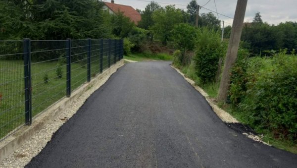 БАЋЕВАЦ ДОБИЈА ДЕЧЈЕ ИГРАЛИШТЕ: После асфалтирања улице, најављено и уређење простора за малишане БАЋЕВАЦ ДОБИЈА ДЕЧЈЕ ИГРАЛИШТЕ: После асфалтирања улице, најављено и уређење простора за малишане