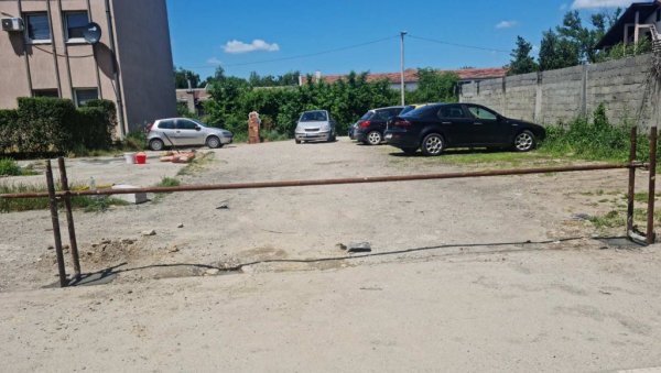 НА ПАРКИНГУ ПЛАНИРАНА НОВА ЗГРАДА: Станари у Крњачи забринути да не остану без плаца НА ПАРКИНГУ ПЛАНИРАНА НОВА ЗГРАДА: Станари у Крњачи забринути да не остану без плаца