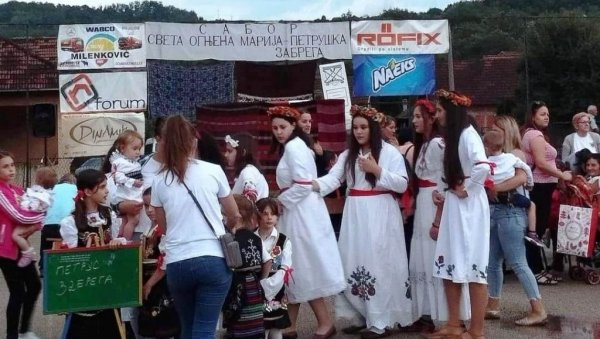 ОГЊЕНА МАРИЈА САЧУВАЛА САБОР: Манифестација код манастира Петруша протекла без невремена ОГЊЕНА МАРИЈА САЧУВАЛА САБОР: Манифестација код манастира Петруша протекла без невремена