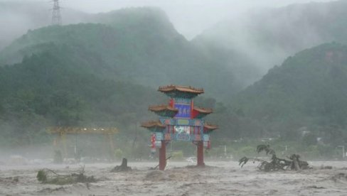 POPLAVE U PEKINGU: 11 osoba poginulo, 27 nestalo