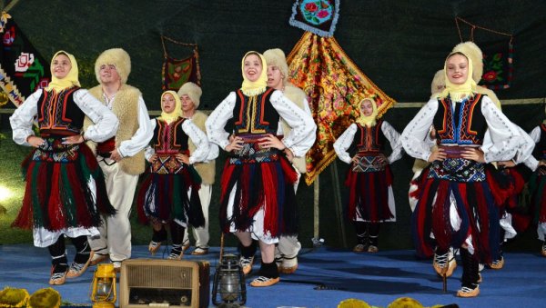 ГРАЈА ИЗ ЛИПОВОГ ГАЈА: Међународни фестивал фолклора у Батковићу ГРАЈА ИЗ ЛИПОВОГ ГАЈА: Међународни фестивал фолклора у Батковићу