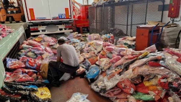 ЦАРИНИЦИ ЗАПЛЕНИЛИ РОБУ ВРЕДНУ 3,5 МИЛИОНА ДИНАРА: Камион превозио 4 тоне непријављеног текстила ЦАРИНИЦИ ЗАПЛЕНИЛИ РОБУ ВРЕДНУ 3,5 МИЛИОНА ДИНАРА: Камион превозио 4 тоне непријављеног текстила