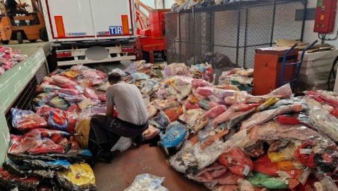 CARINICI ZAPLENILI ROBU VREDNU 3,5 MILIONA DINARA: Kamion prevozio 4 tone neprijavljenog tekstila CARINICI ZAPLENILI ROBU VREDNU 3,5 MILIONA DINARA: Kamion prevozio 4 tone neprijavljenog tekstila