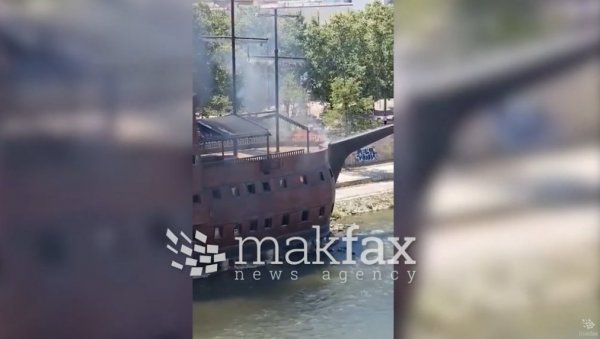 ГОРИ ЧУВЕНА ГАЛИЈА У РЕЦИ ВАРДАР: Из брода у центру Скопља куља црни дим (ВИДЕО) ГОРИ ЧУВЕНА ГАЛИЈА У РЕЦИ ВАРДАР: Из брода у центру Скопља куља црни дим (ВИДЕО)