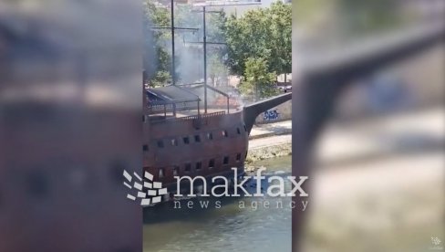 GORI ČUVENA GALIJA U RECI VARDAR: Iz broda u centru Skoplja kulja crni dim (VIDEO) GORI ČUVENA GALIJA U RECI VARDAR: Iz broda u centru Skoplja kulja crni dim (VIDEO)