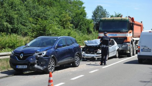 LANČANI SUDAR KOD KRALJEVA: Učestvovala četiri vozila, dve osobe povređene (FOTO) LANČANI SUDAR KOD KRALJEVA: Učestvovala četiri vozila, dve osobe povređene (FOTO)