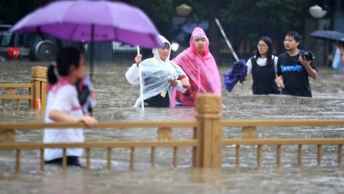 POPLAVE U KINI: Nastradalo najmanje 20 osoba, 27 se vodi kao nestalo