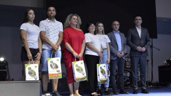 СОКОБАЊА БЕЗ ГРАНИЦА: Отворен фолклорни камп за младе из дијаспоре (ФОТО) СОКОБАЊА БЕЗ ГРАНИЦА: Отворен фолклорни камп за младе из дијаспоре (ФОТО)