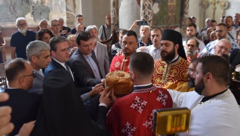 NA LITURGIJI U MANASIJI: Ministar Selaković posetio Despotovac (FOTO) NA LITURGIJI U MANASIJI: Ministar Selaković posetio Despotovac (FOTO)