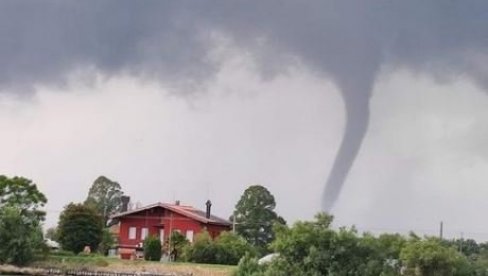 PONOVO TORNADO U ITALIJI: Superćelijska oluja napravila dramatične prizore (FOTO) PONOVO TORNADO U ITALIJI: Superćelijska oluja napravila dramatične prizore (FOTO)