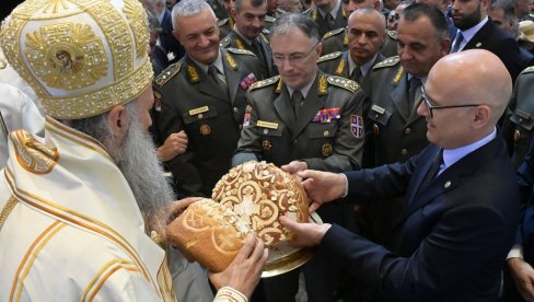 LEPE SLIKE IZ CRKVE SVETOG MARKA: Vojska Srbije prvi put proslavila krsnu slavu (FOTO)