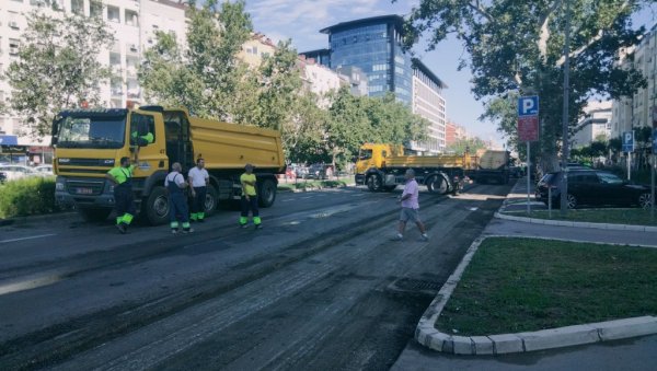 ЗАТВОРЕН САОБРАЋАЈ У ДЕЛУ НОВОГ САДА: У току обнови коловоза на Булевара ослобођења ЗАТВОРЕН САОБРАЋАЈ У ДЕЛУ НОВОГ САДА: У току обнови коловоза на Булевара ослобођења