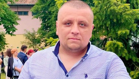 ОВО ЈЕ БОСАНСКИ СУПЕРМЕН: Открива зашто је летео и скинуо мајицу - урнебесне фотке с кориде из БиХ обилазе регију (ФОТО) ОВО ЈЕ БОСАНСКИ СУПЕРМЕН: Открива зашто је летео и скинуо мајицу - урнебесне фотке с кориде из БиХ обилазе регију (ФОТО)