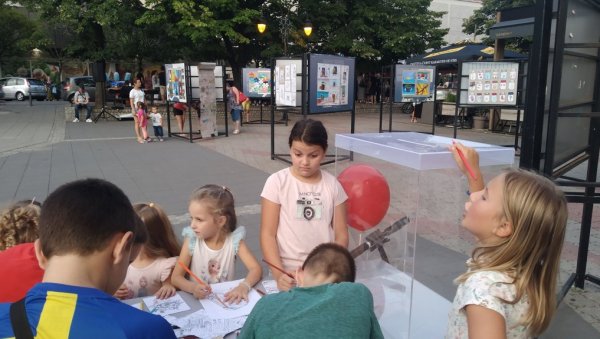 ДЕЧЈА МАШТА СТВАРА СВАШТА: Прва изложба ликовне секције Дома омладине у Параћину (ФОТО) ДЕЧЈА МАШТА СТВАРА СВАШТА: Прва изложба ликовне секције Дома омладине у Параћину (ФОТО)