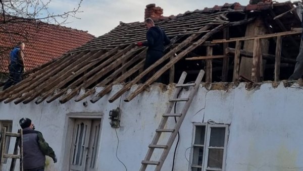 ПОМАГАО СИРОТИЊУ, А САД ЊЕГОВА КУЋА ПРОПАДА: Мештани села Печењевце самоиницијативно обнављају кућу Томе Здравковића (ФОТО) ПОМАГАО СИРОТИЊУ, А САД ЊЕГОВА КУЋА ПРОПАДА: Мештани села Печењевце самоиницијативно обнављају кућу Томе Здравковића (ФОТО)