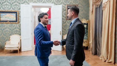URA PREDLAŽE KAD SUPERMENI ZAVRŠE: Sarkastičan komentar Abazovića posle konsulatacija sa Milatovićem URA PREDLAŽE KAD SUPERMENI ZAVRŠE: Sarkastičan komentar Abazovića posle konsulatacija sa Milatovićem