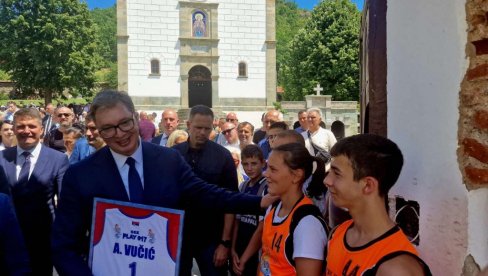 ПОСЕБАН ПОКЛОН ЗА ПРЕДСЕДНИКА: Млади спортисти из Бујановца се захвалили Вучићу на помоћи (ФОТО) ПОСЕБАН ПОКЛОН ЗА ПРЕДСЕДНИКА: Млади спортисти из Бујановца се захвалили Вучићу на помоћи (ФОТО)