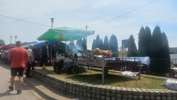 ХОЋЕ ЛИ КОЈИ ДА ЗАГРЛИ ДЕВОЈКУ: Велики илиндански вашар у Јадранској Лешници, селу са више од 300 нежења ХОЋЕ ЛИ КОЈИ ДА ЗАГРЛИ ДЕВОЈКУ: Велики илиндански вашар у Јадранској Лешници, селу са више од 300 нежења