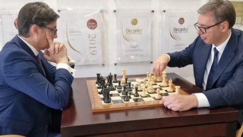 LEPA PARTIJA! Vučić i Pendarovski odigrali šah (FOTO) LEPA PARTIJA! Vučić i Pendarovski odigrali šah (FOTO)