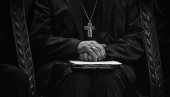 МАФИЈАШ У МАНТИЈИ: Свештеник на Сицилији ухапшен због изнуде новца за сахрану МАФИЈАШ У МАНТИЈИ: Свештеник на Сицилији ухапшен због изнуде новца за сахрану