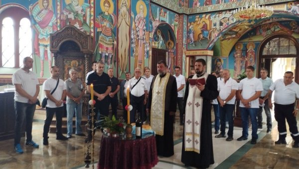ПОСТОЈЕ ДВЕ ДЕЦЕНИЈЕ: Добровољно ватрогасно друштво из Лапова обележило крсну славу (ФОТО) ПОСТОЈЕ ДВЕ ДЕЦЕНИЈЕ: Добровољно ватрогасно друштво из Лапова обележило крсну славу (ФОТО)