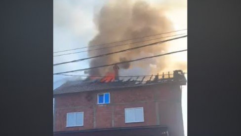 VATRA ZAHVATILA KROV KUĆE: Požar u Novom Pazaru, vatrogasci na terenu (VIDEO) VATRA ZAHVATILA KROV KUĆE: Požar u Novom Pazaru, vatrogasci na terenu (VIDEO)