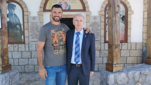 ZVEZDIN KAPITEN NA MAČKOVOM KAMENU: Košarkaš Branko Lazić na liturgiji u spomen-hramu čiji je dobrotvor (FOTO)