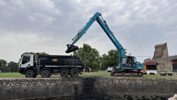 УРЕЂЕЊЕ КАНАЛА У СМЕДЕРЕВСКОЈ ТВРЂАВИ: Очишћено корито канала око Малог града Бранковића УРЕЂЕЊЕ КАНАЛА У СМЕДЕРЕВСКОЈ ТВРЂАВИ: Очишћено корито канала око Малог града Бранковића