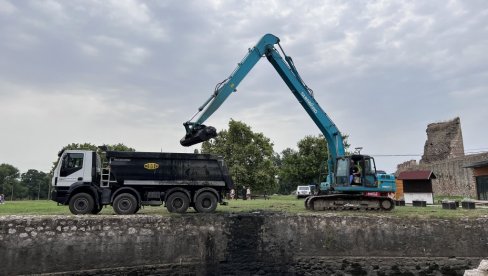 UREĐENJE KANALA U SMEDEREVSKOJ TVRĐAVI: Očišćeno korito kanala oko Malog grada Brankovića UREĐENJE KANALA U SMEDEREVSKOJ TVRĐAVI: Očišćeno korito kanala oko Malog grada Brankovića